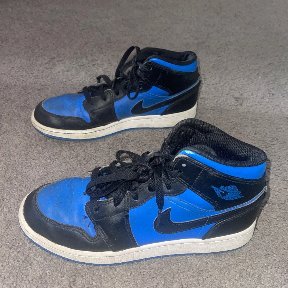 Nike Jordan hi top youth sneakers - Picture 2 of 9